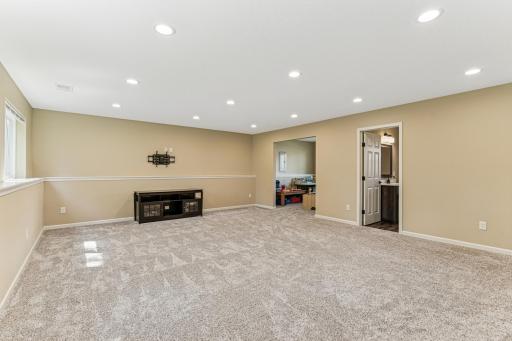 Neutral finishes throughout!