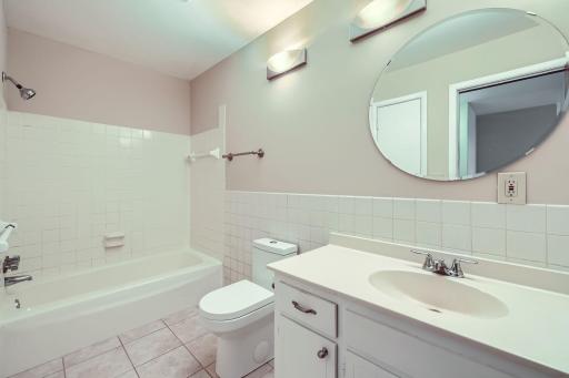 1405 e 40th st Unit 5 - Web Quality - 021 - 27 Primary Bathroom.jpg