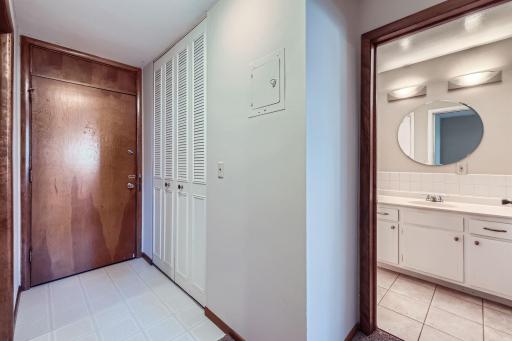 1405 e 40th st Unit 5 - Web Quality - 004 - 06 Foyer.jpg
