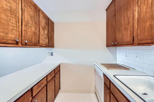 1405 e 40th st Unit 5 - Web Quality - 012 - 16 Kitchen.jpg