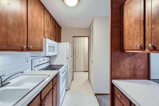 1405 e 40th st Unit 5 - Web Quality - 014 - 18 Kitchen.jpg