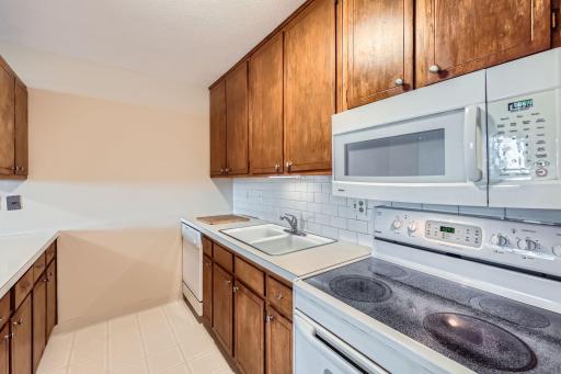 1405 e 40th st Unit 5 - Web Quality - 013 - 17 Kitchen.jpg
