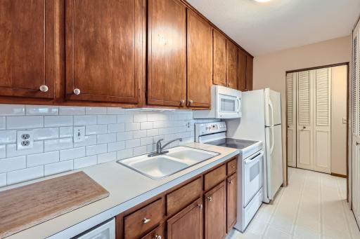 1405 e 40th st Unit 5 - Web Quality - 016 - 20 Kitchen.jpg