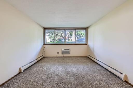 1405 e 40th st Unit 5 - Web Quality - 006 - 08 Living Room.jpg