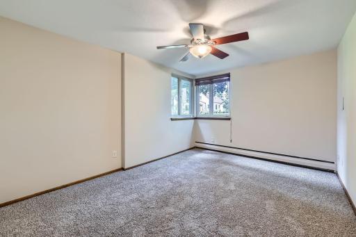 1405 e 40th st Unit 5 - Web Quality - 017 - 22 Primary Bedroom.jpg