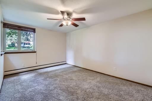 1405 e 40th st Unit 5 - Web Quality - 018 - 23 Primary Bedroom.jpg