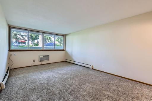 1405 e 40th st Unit 5 - Web Quality - 005 - 07 Living Room.jpg