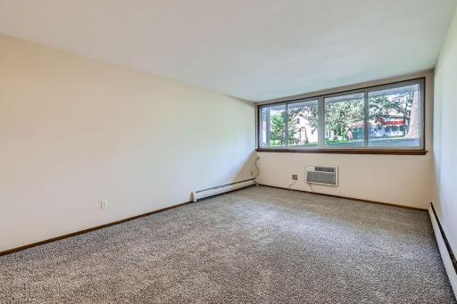 1405 e 40th st Unit 5 - Web Quality - 007 - 09 Living Room.jpg