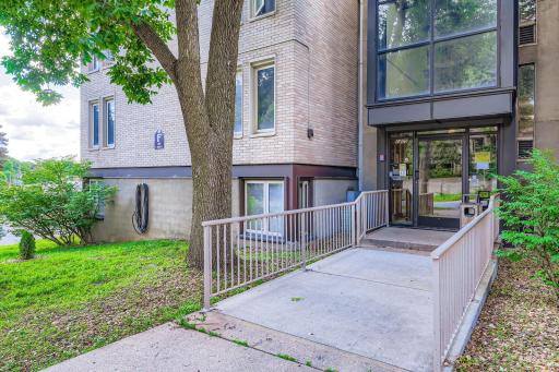 1405 e 40th st Unit 5 - Web Quality - 003 - 04 Exterior Front Entry.jpg