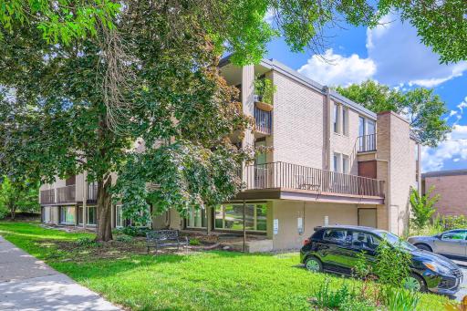1405 e 40th st Unit 5 - Web Quality - 028 - 36 Exterior Rear.jpg