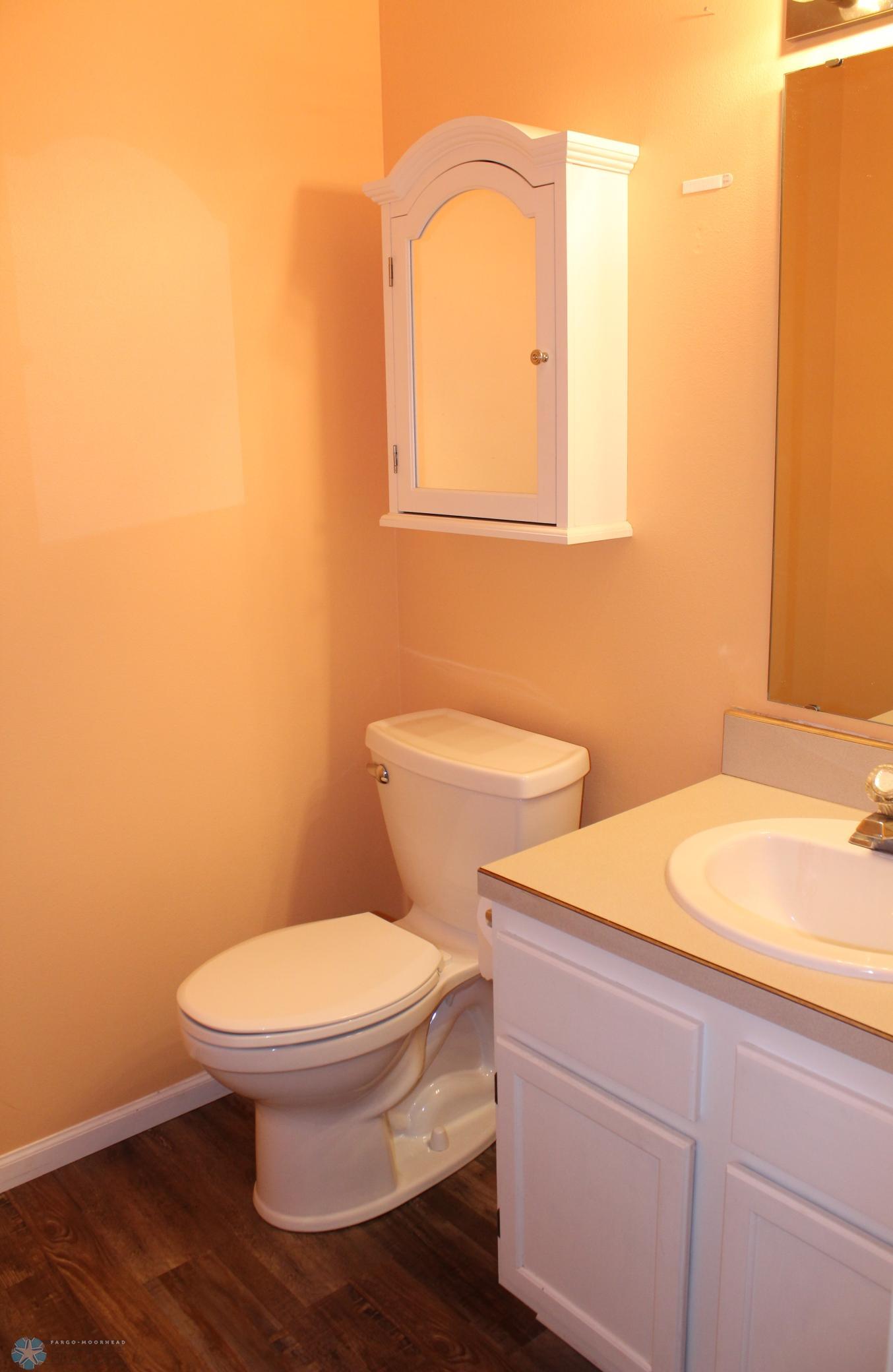 Main floor 1/2 bath