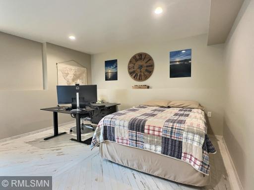 On the other side of the family room, measuring approximately 16 by 28 feet, thereâs ample space for additional needsâwhether an extra guest bed, a work area, or both.