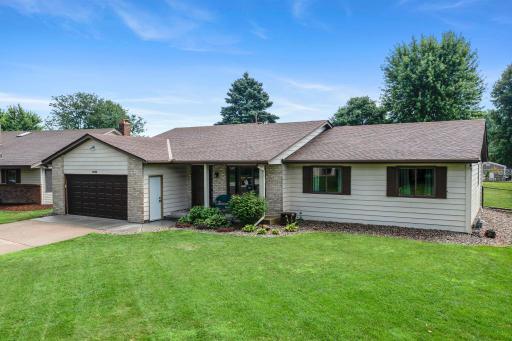 Welcome to this charming 3-bedroom, 4-bathroom home nestled in a quiet Apple Valley neighborhood, just a short walk from Delaney Park, Tintah Park, and scenic walking trails.