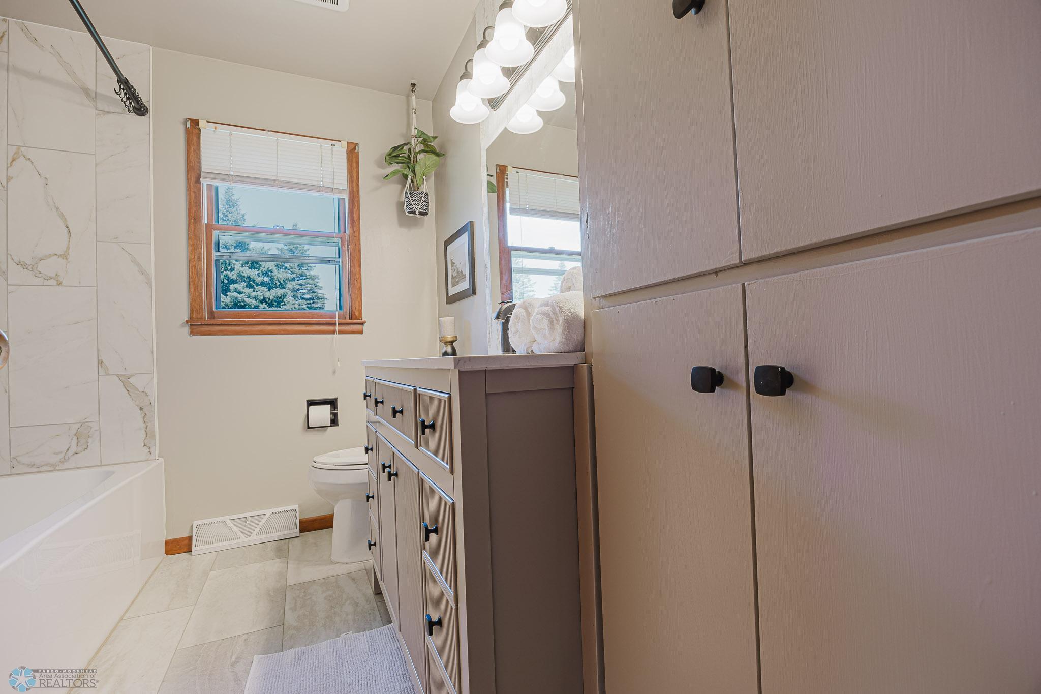 1612 52 1-2 ave n, moorhead-16.jpg