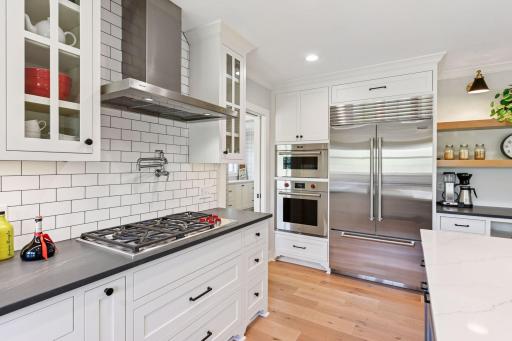All high end appliances and convenient pot filler