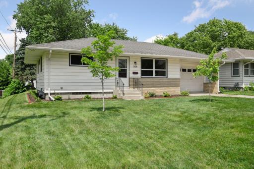 One-level Jordan home is located just off Broadway near local restaurants and a market with easy access to Hwy 169 for commuting.