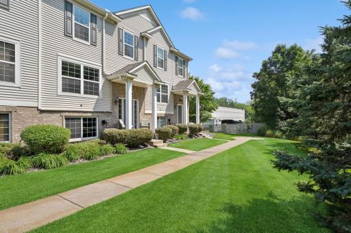 933 Ledgestone Drive, Saint Paul, MN 55115