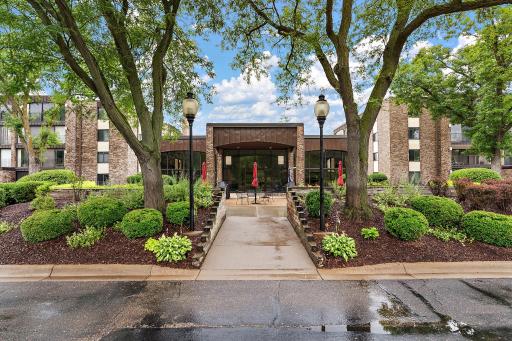 Welcome home! Located just south of Highland Park, St. Paul