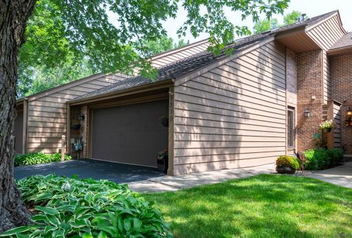 Welcome to 11270 36th Pl N in popular Mission Ponds Town Home Association.