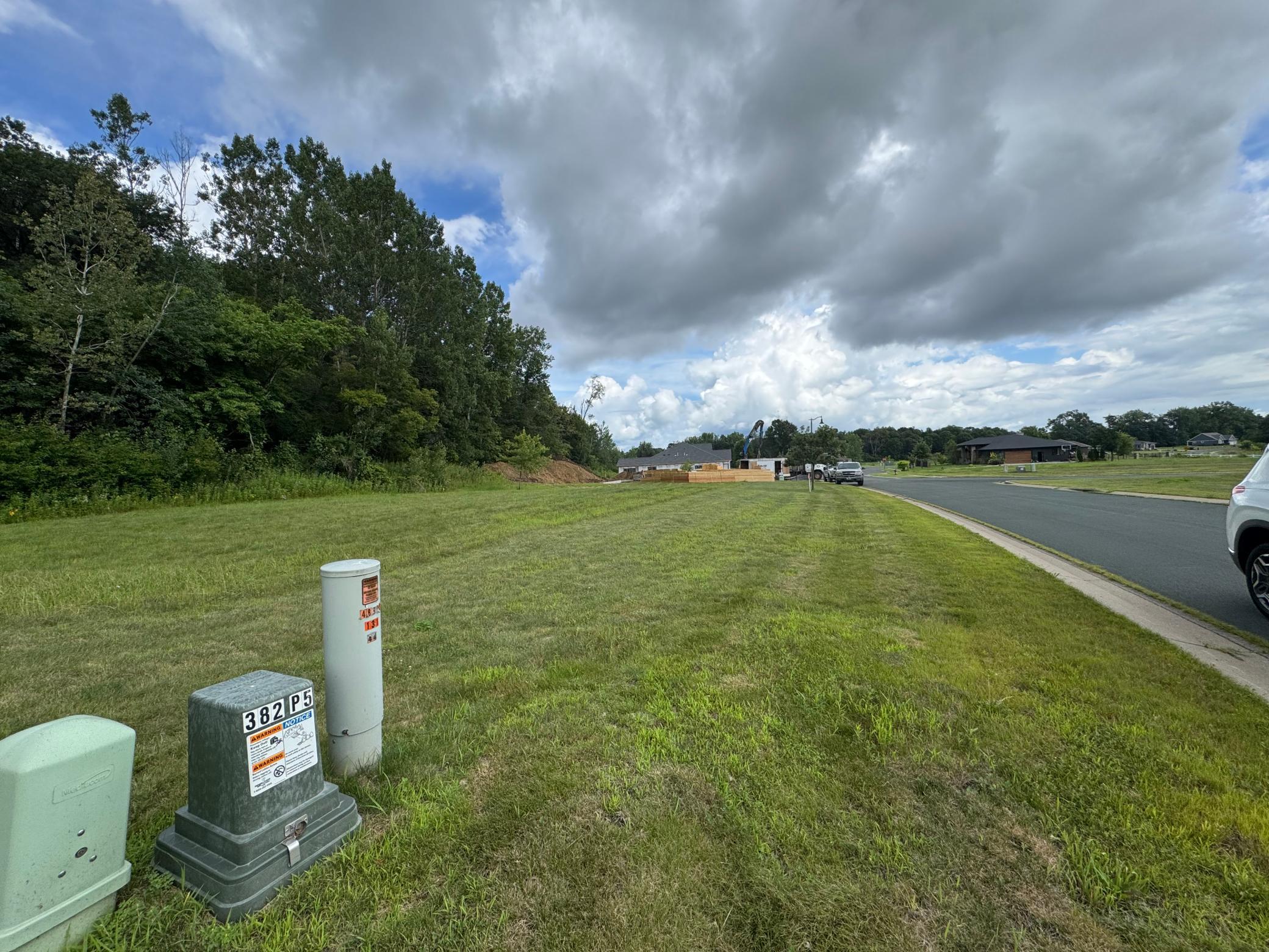 edge of 2720 facing golf course.jpg