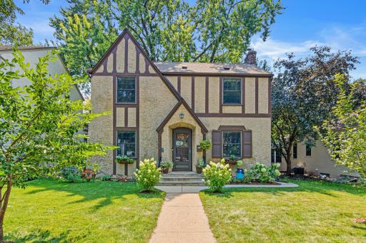 2152 Juno Avenue, Saint Paul, MN 55116