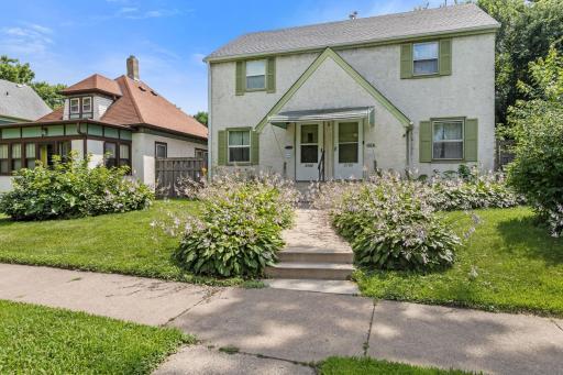 Move-in ready side-by-side in highly desirable aarea