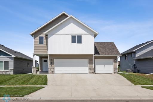 1247 Jill Drive W, West Fargo, ND 58078
