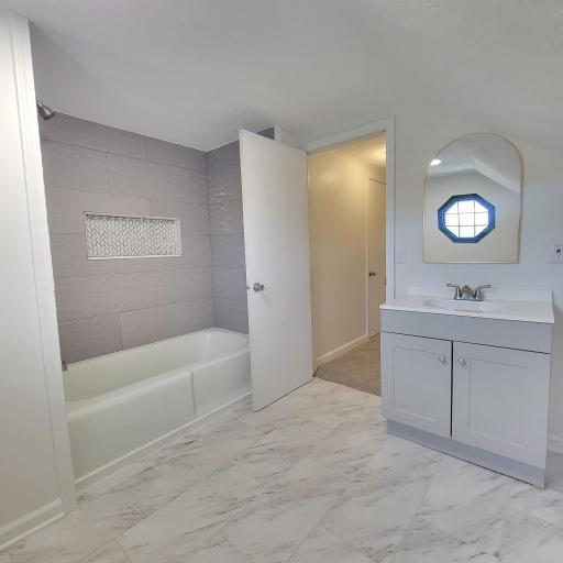 Upper Level Full Bath