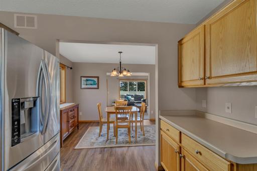 Great Flow between Kitchen and Dining Room - Perfect for Entertaining