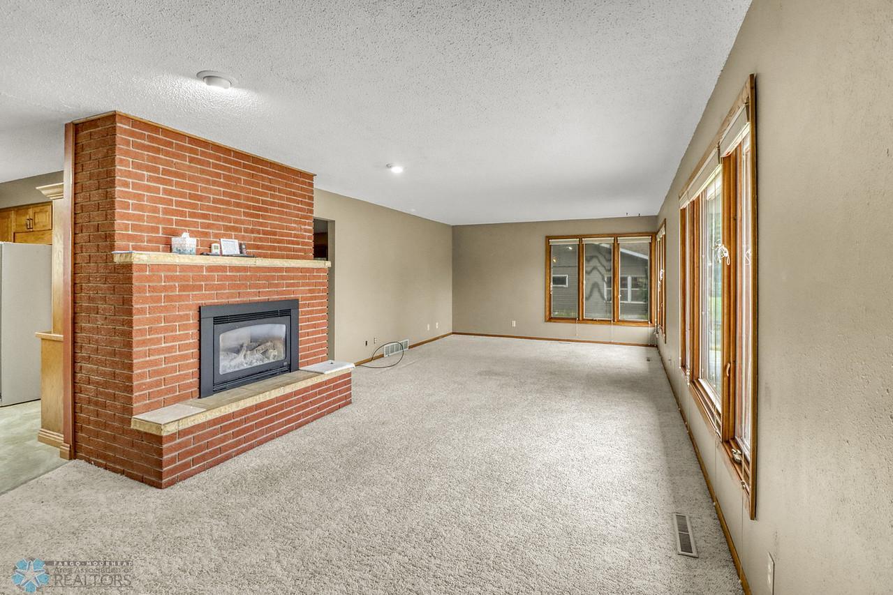 Familyroom1_0-1280.JPG