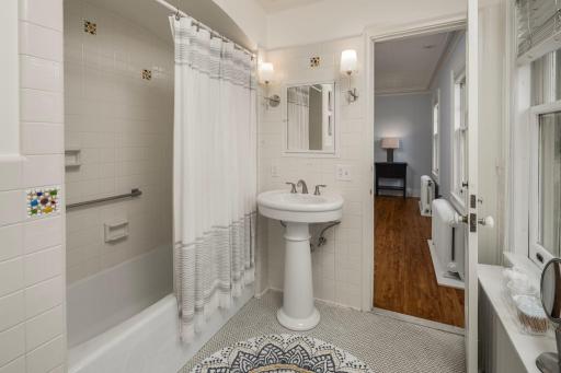 2740 W Lake Of The Isles Parkway, Minneapolis, MN 55416