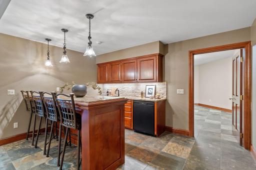340 Ridge Circle, Wayzata, MN 55391