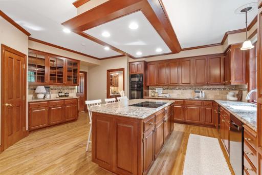 340 Ridge Circle, Wayzata, MN 55391