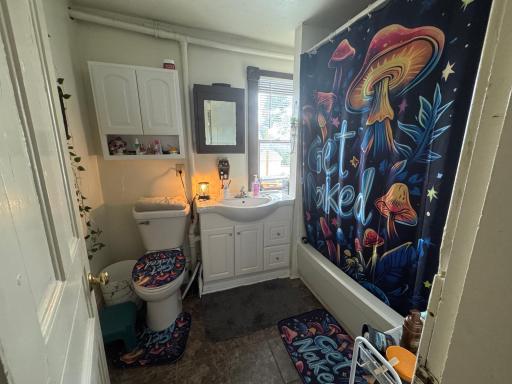 Upper Bathroom.JPG