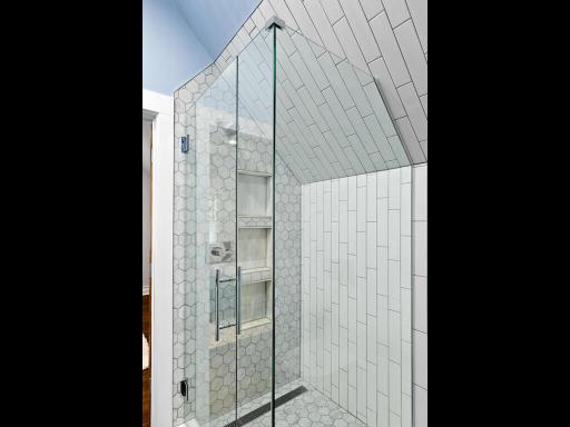 More beautiful tilework in the walk-in shower