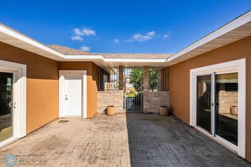 Gorgeous, private space for relaxation, plants, fountain, enclosed outdoor space for kids, pets & more!