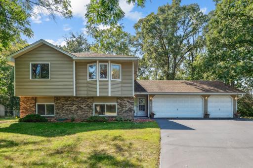 Fantastic, spacious home in Brooklyn Park!