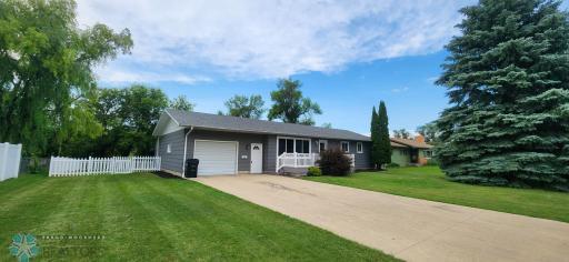 880 Riverview Drive, Valley City, ND 58072