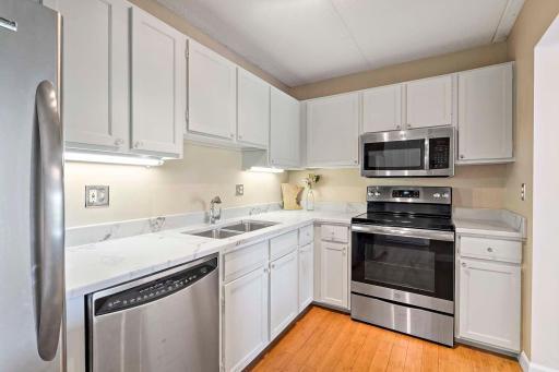 10411 Cedar Lake Road, 413, Minnetonka, MN 55305