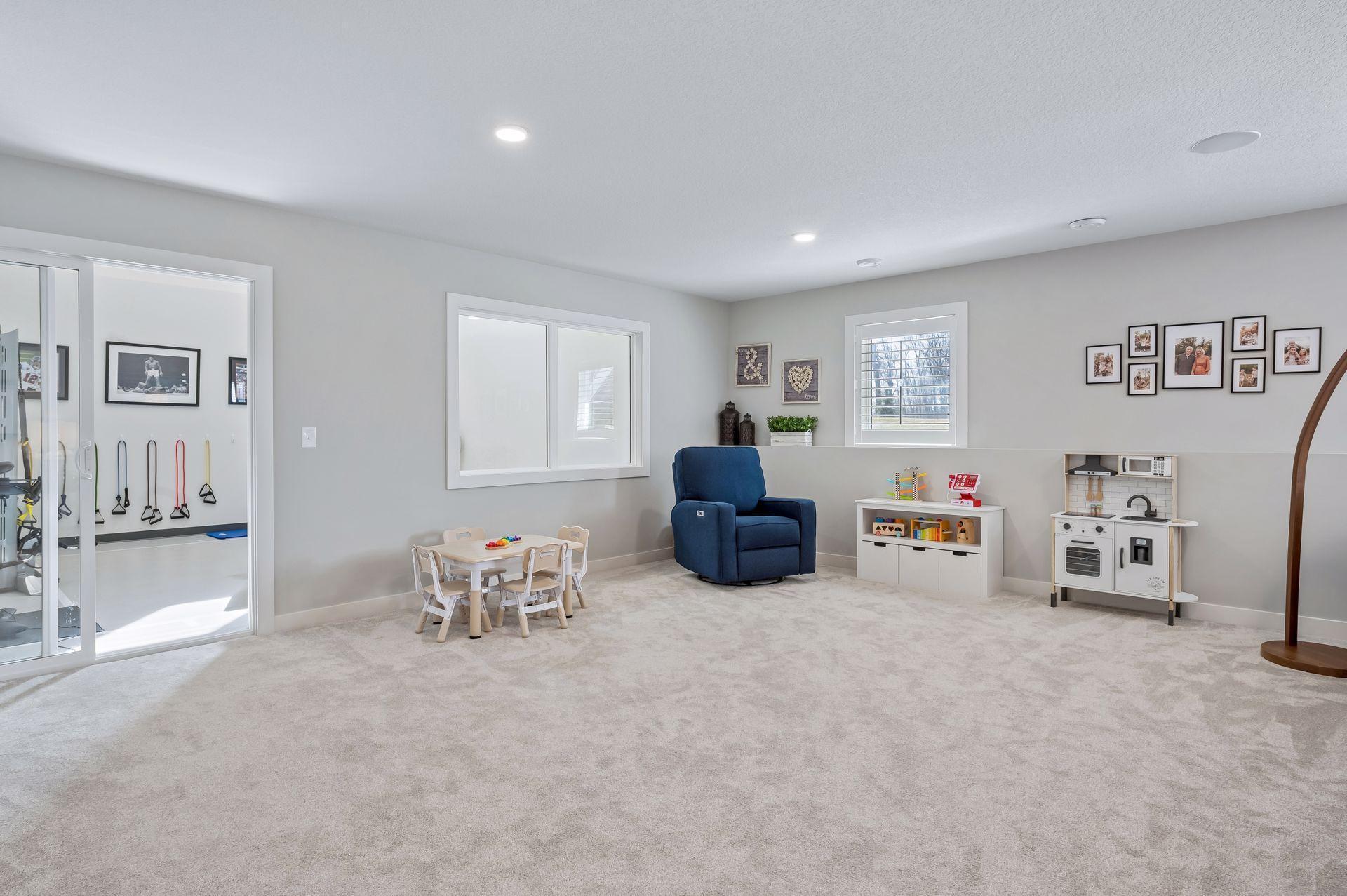 Large flex space in lower level rec/family room