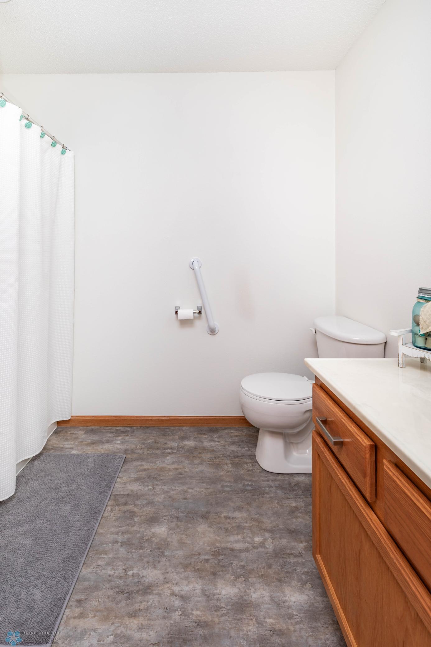 Full bathroom with Tub