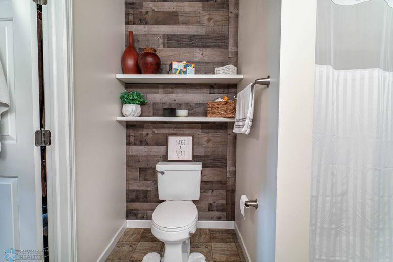 HOLLYWOOD BATHROOM