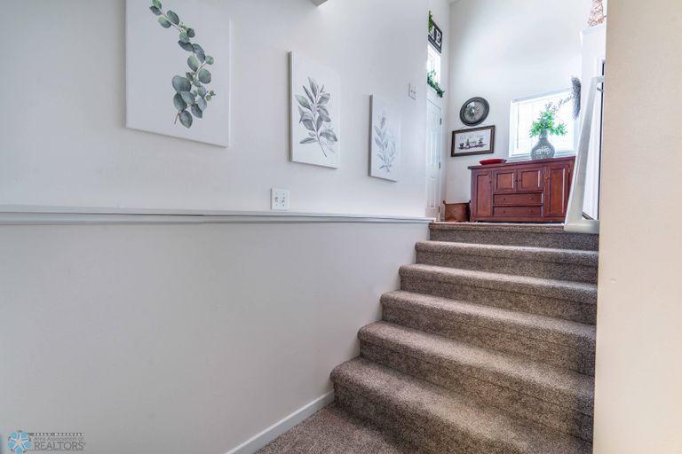 FOYER TO UPPER LEVEL
