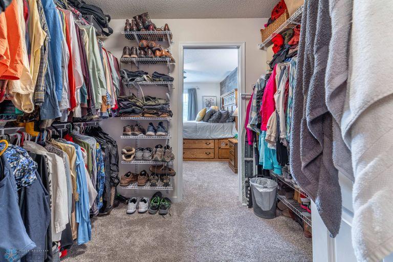 WALK IN CLOSET