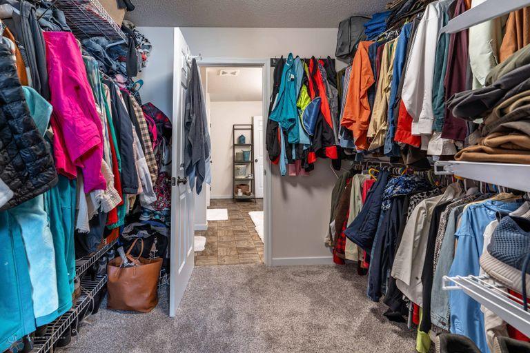 WALK IN CLOSET