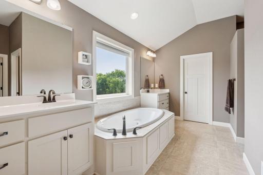 His & Her Sinks w/jetted tub