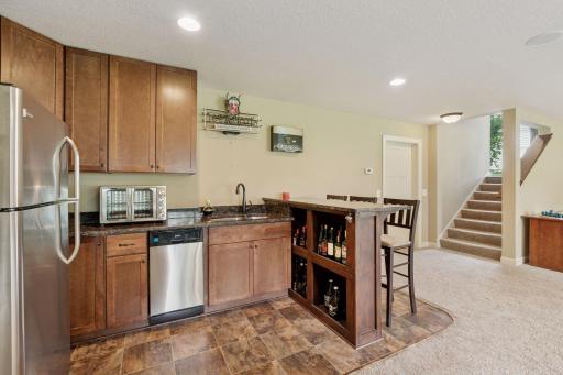 Kitchenette w/Bar Granite counters