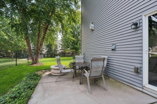 Side Patio w/Gas Fire Pit