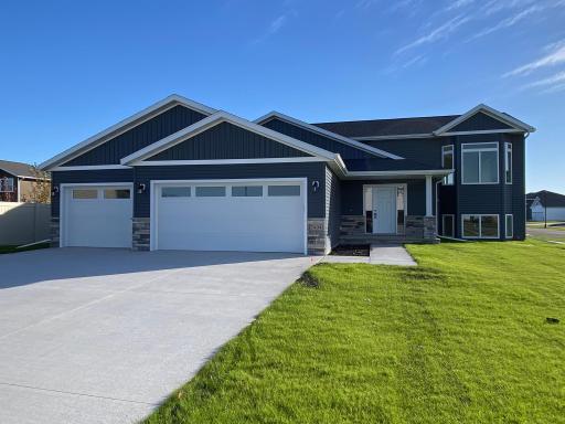 7494 Eagle Pointe Drive S, Fargo, ND 58104