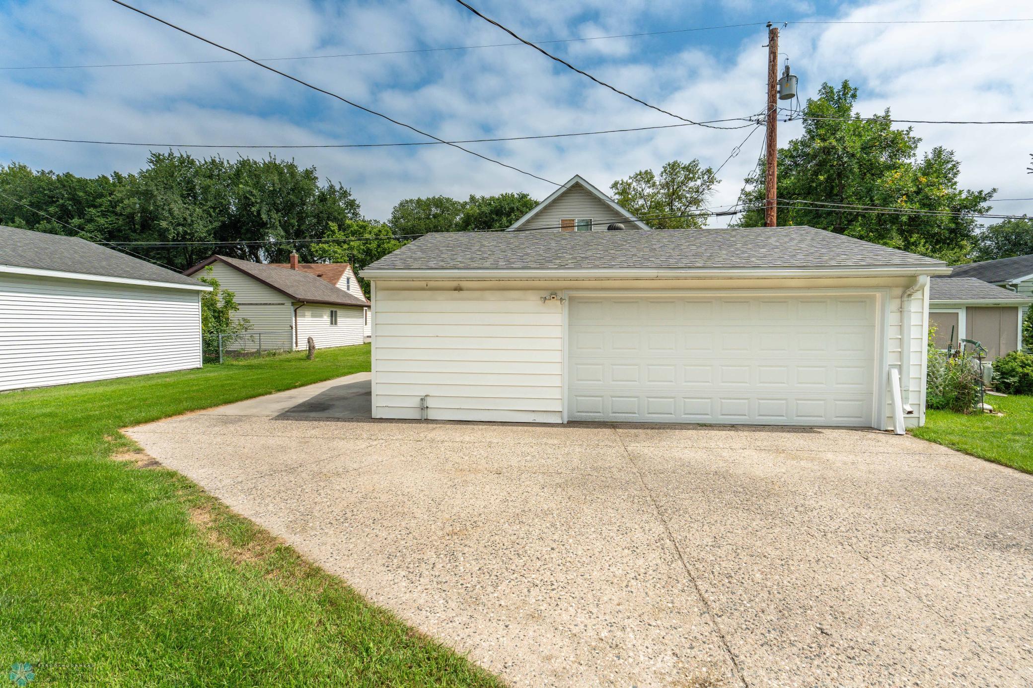HUGE Garage 2.5 - Stall Garage
